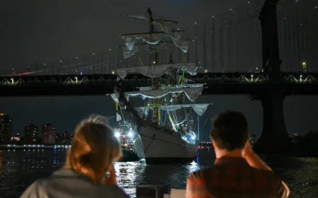 USA: Mexican navy ship crashes into Brooklyn Bridge