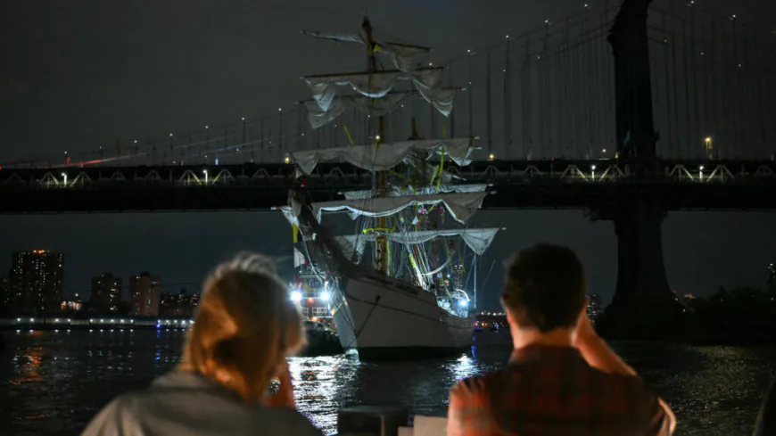 USA: Mexican navy ship crashes into Brooklyn Bridge