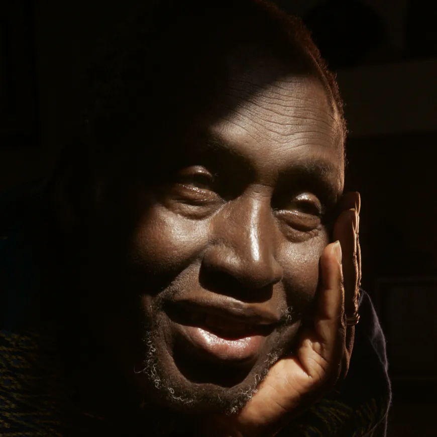 Ngugi wa Thiong’o, Writer Who Condemned Colonists and Elites, Dies at 87