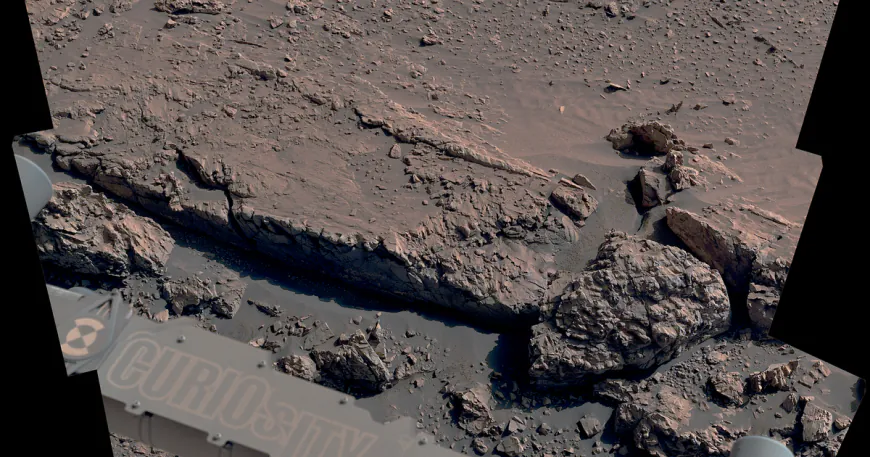 First close-up images of Mars ridges show "dramatic evidence" of water