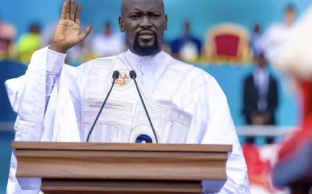 Guinée : Mamadi Doumbouya, du putsch à la présidence — la transition est-elle vraiment terminée ?