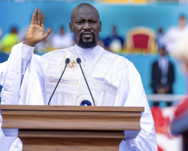 Guinée : Mamadi Doumbouya, du putsch à la présidence — la transition est-elle vraiment terminée ?
