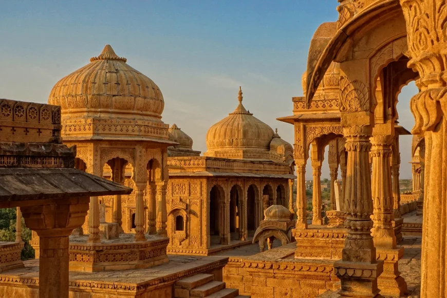 Which famous temple in Cambodia is dedicated to the Hindu god Vishnu and is depicted on the national flag of Cambodia?